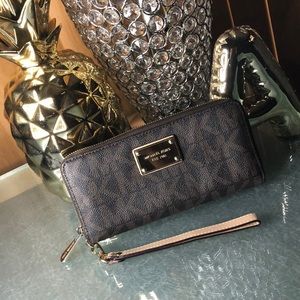Micheal Kors Signature Zip-Around Wallet